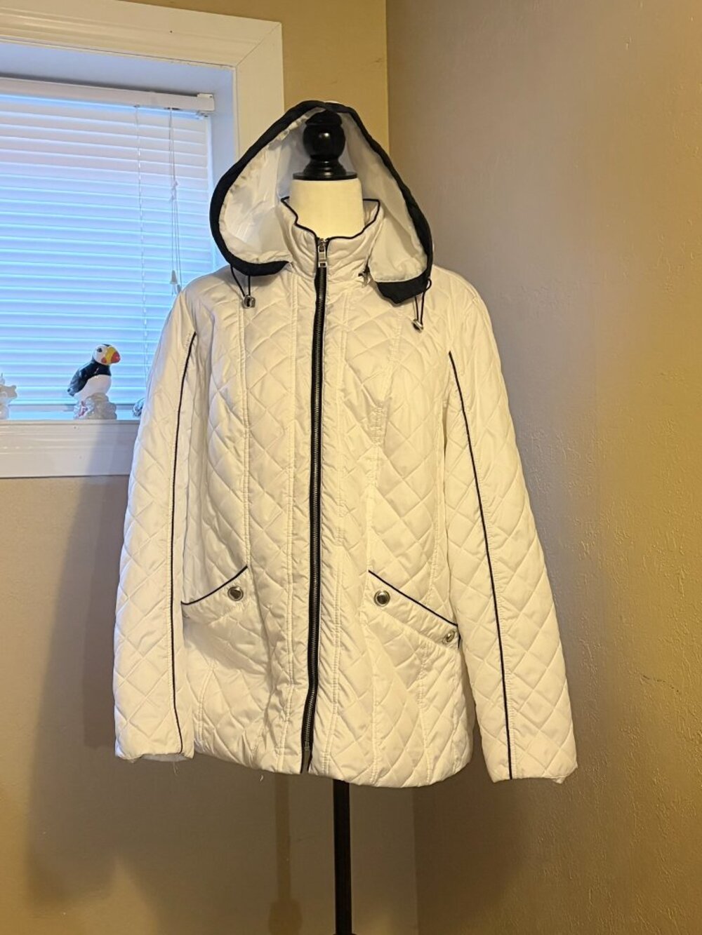 #124 Women's Cleo Hooded Quilted Jacket Black Piping, White, Size Lg